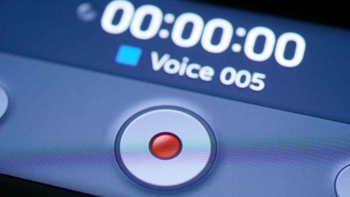 Pantalla de grabación de voz en app de Android que graba conversaciones sin permiso