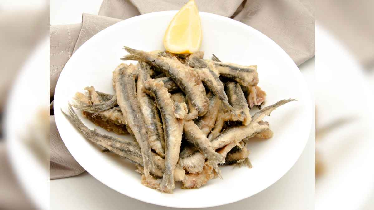 Plato de boquerones fritos del restaurante de Málaga recomendado por Carlos Herrera