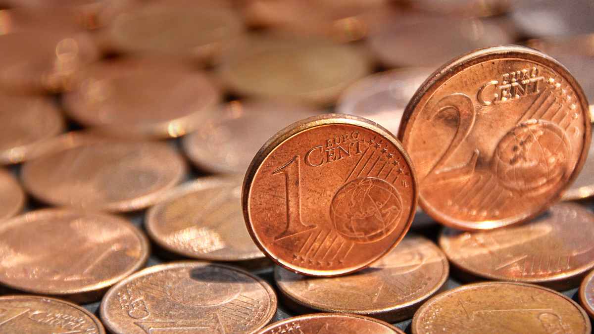 Monedas de 1 y 2 céntimos de euro sobre una superficie, con valor hasta 670 euros por error de acuñación